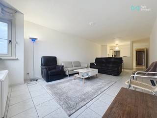 Ontdek dit op te frissen appartement in Oostende – een ideale opportuniteit voor wie zoekt naar een gunstig geprijsd pand met groeipotentieel én een interessante investering.<br /><br />Gelegen vlakbij winkels en op fietsafstand van het bruisende centrum van Oostende, geniet je hier van een vlotte bereikbaarheid en alle dagelijkse voorzieningen binnen handbereik. Bovendien ligt het appartement op slechts 2 km van het strand, ideaal voor wie houdt van zee en ontspanning.<br /><br />Indeling: <br />Inkomhal - leefruimte met open keuken en aansluitende berging - badkamer met lavabo en bad/douchecombinatie - apart toilet - 2 slaapkamers - terras aan de achterzijde <br /><br />Het appartement beschikt over een EPC label C (geen renovatieplicht) en een conforme elektrische installatie. <br /><br />Het appartement is momenteel verhuurd voor €740/maand en vormt zo een uitstekende kans voor investeerders: een aantrekkelijke huuropbrengst, een correcte, betrouwbare huurder én een pand met beperkte renovatieverplichtingen. Met een frisse opknapbeurt kan dit appartement bovendien nog verder in waarde stijgen.<br /><br />Interesse in een rendabele investering aan de kust? Dit is uw moment!