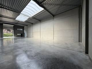 Gloednieuwe KMO-unit met een oppervlakte van <strong>270 m² </strong>te koop. Fantastisch gelegen op slechts 500 m van de <strong>N9 </strong>met een vlotte verbinding naar de <strong>expressweg </strong>Eeklo. <br /><br />De casco opslagruimte met een vrije hoogte van 6 m is toegankelijk via een automatische sectionale poort met een afzonderlijke toegangsdeur. De geïsoleerde loods is verder uitgerust met een lichtstraat met rookluiken. De polybetonvloer biedt een duurzame basis voor diverse opslagbehoeften. Daarnaast zijn er <strong>ramen </strong>aanwezig, die ideaal zijn om een kantoorruimte te creëren. Ook is er een regenwaterpomp voorzien, alsook een basis zekeringskast. Ruime parkeer- en manoeuvreerruimte op de verharde site. De loods maakt deel uit van het gloednieuwe project " <strong>ZONE CENTRUM</strong> ". Ook andere oppervlaktes beschikbaar. <strong>Beschikbaar bij notarële akte</strong>. Tevens een zeer interessante investering om te verhuren.<br /><br />Contacteer <strong>PANORAMA B2B</strong> voor bijkomende (technische) inlichtingen, plannen of een vrijblijvend plaatsbezoek <strong>0477 02 09 02</strong>.