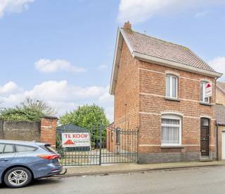 TE RENOVEREN VRIJ DEGELIJKE HALF OPEN BEBOUWING OP BIJNA 300 M2Hal, living , keuken met ruimte om in te eten, berging met trap naar zoldergedeelte op...