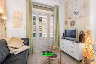 Deze instapklare studio, gelegen op de eerste verdieping, werd recent opgefrist en is ideaal voor wie op zoek is naar een praktische en lichtrijke woonruimte. Dankzij de grote raampartijen geniet de studio van een aangename lichtinval doorheen de dag.<br /><br />De indeling is doordacht en functioneel, met een ruime slaaphoek die vlot kan worden ingericht als gezellige leef- en slaapruimte. De praktische keuken biedt alle nodige comfort, terwijl de badkamer uitgerust is met een douche, lavabomeubel en toilet. Aan de achterzijde bevindt zich bovendien een ruim terras, een heerlijke plek om in alle rust te genieten. Extra handig is de aanwezige bergruimte, ideaal voor het opbergen van spullen.<br /><br />De studio is energiezuinig met een EPC-score B. Bovendien is de elektriciteit gekeurd en conform, wat zorgt voor extra gemoedsrust en maakt dat het appartement volledig instapklaar is.<br /><br />Extra troef: de wasmachine is inbegrepen in de verkoopprijs, wat deze studio meteen volledig gebruiksklaar maakt, ideaal als eerste woning, investering of pied-à-terre.<br /><br />