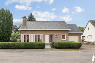 <h3><span>Vrijstaande woning met 3 à 4 SLK's, garage en ruime Z-gerichte tuin.</span></h3>
<p><span>Deze </span><strong><span>vrijstaande woning</span></strong><span> is bijzonder rustig gelegen op een mooi </span><strong><span>hoekperceel aan de Lindenlaan en Olmenlaan in Hever-Boortmeerbeek</span></strong><span>, in een aangename en kindvriendelijke verkaveling. De woning bevindt zich aan een </span><strong><span>doodlopend straatgedeelte</span></strong><span>, waardoor u hier geniet van veel rust en weinig doorgaand verkeer.</span></p>
<p><span>Tegelijkertijd is de ligging bijzonder centraal. Het station van Hever bevindt zich op circa </span><strong><span>10 minuten</span></strong><span>, er is een vlotte verbinding richting de autosnelweg en ook </span><strong><span>Planckendael en Domein Hofstade</span></strong><span> liggen in de nabije omgeving. Ook op woon-werkverkeer scoort deze woning 10/10 op enkel minuten rijden zit je op de belangrijkste invalswegen richting Leuven - Brussel - Antwerpen.</span></p>
<p><span>De woning is </span><strong><span>onmiddellijk bewoonbaar</span></strong><span>, maar biedt tegelijk heel wat mogelijkheden voor wie ze op termijn verder naar eigen smaak wenst te moderniseren of renoveren. Een belangrijke investering werd alvast uitgevoerd: </span><strong><span>het dak werd in 2006 vernieuwd</span></strong><span>.</span></p>
<p><span>Binnen beschikt de woning over een praktische indeling en verrassend veel ruimte. Een belangrijke troef is de aanwezigheid van </span><strong><span>een slaapkamer en een afzonderlijke badkamer op het gelijkvloers</span></strong><span>. In totaal zijn er </span><strong><span>3 à 4 slaapkamers</span></strong><span>, waardoor de woning geschikt is voor zowel gezinnen als kopers die graag een bureau-, hobby- of logeerkamer voorzien.</span></p>
<p><span>De leefruimte en keuken sluiten aan op de </span><strong><span>ruime veranda met zicht op de tuin</span></strong><span>, die een aangename extra leefruimte vormt en het contact met de tuin versterkt. Het terras is bovendien uitgerust met een </span><strong><span>zonnetent</span></strong><span>.</span></p>
<p><span>Ook aan </span><strong><span>bergruimte en parkeergelegenheid</span></strong><span> is er geen gebrek. De woning beschikt over een </span><strong><span>ruime inpandige garage met elektrische poort</span></strong><span>, met aansluitend een praktische wasplaats. Bovendien is de woning </span><strong><span>volledig onderkelderd met een kruipruimte</span></strong><span>, wat extra praktisch is voor leidingen, technieken en eventuele toekomstige renovatiewerken. De ruime oprit is afgesloten met een aluminium poort en biedt toegang tot de achterliggende tuin.</span></p>
<p><span>De </span><strong><span>volwassen aangelegde en zuidgerichte tuin</span></strong><span> vormt één van de grote troeven van deze eigendom. De groene omgeving zorgt voor een aangename en rustige sfeer en biedt volop mogelijkheden om buiten te genieten. Daarnaast zijn er </span><strong><span>twee bijkomende opslagruimtes in de tuin</span></strong><span>, waaronder een houten blokhut en een tuinhuis.</span></p>
<p><span>Een woning die vandaag reeds comfortabel bewoond kan worden en tegelijk </span><strong><span>heel wat potentieel biedt om stapsgewijs verder te moderniseren</span></strong><span>. De combinatie van de rustige ligging, het hoekperceel, de volwassen zuidgerichte tuin, </span><strong><span>3 à 4 slaapkamers waarvan één op het gelijkvloers, een afzonderlijke badkamer, ruime inpandige garage, volledige kruipruimte en bijkomende opslagplaatsen</span></strong><span> maakt dit tot een eigendom met bijzonder veel mogelijkheden. </span></p>