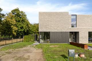 <p><span>Bent u op zoek naar een </span><span>instapklare, energiezuinige en moderne woning</span><span> waar licht, ruimte en kwaliteit centraal staan? Dan is deze prachtige halfopen bebouwing uit 2024 absoluut het ontdekken waard.</span></p><p><span>Gelegen in een </span><span>rustige woonomgeving in Tessenderlo</span><span>, combineert deze woning een aangename ligging met een vlotte bereikbaarheid van winkels, scholen, voorzieningen en belangrijke verbindingswegen.</span></p><p><span>Bij het binnenkomen ervaart u meteen een </span><span>ruim en open gevoel</span><span>. Dankzij de vele raampartijen baadt de woning in het natuurlijke licht. De inkomhal beschikt over een </span><span>gastentoilet</span><span> en verder vinden we hier ook een praktische berging.</span></p><p><span>De </span><span>moderne keuken vormt het hart van de woning</span><span> en staat rechtstreeks in verbinding met de ruime leefruimte. De keuken is hoogwaardig afgewerkt en voorzien van een </span><span>stoomoven, combioven en vaatwasser</span><span>, naast een grote hoeveelheid aan kastruimte. Een ideale plek om te koken, tafelen en samen te genieten.</span></p><p><span>Op de eerste verdieping bevinden zich </span><span>3 ruime slaapkamers</span><span>, een stijlvolle badkamer met </span><span>douche én ligbad</span><span>, een praktische wasplaats en een apart toilet.</span></p><p><span>Ook buiten geniet u van alle comfort. De </span><span>volledig omheinde tuin</span><span> beschikt over een gezellig terras en een tuinhuis, ideaal om te ontspannen of extra spullen te stockeren.</span></p><h3><span>Troeven:</span></h3><p><span>- EPC A<br />- Hoogwaardige materialen en afwerking<br />- Veel natuurlijke lichtinval<br />- Open en ruimtelijk leefconcept<br />- Zonnepanelen<br />- Regenwaterput van 10.000 liter<br /><br /><br /></span><span>Verkoop onder 2% registratierechten</span><span>, mits voldaan aan de wettelijke voorwaarden</span></p><p><span>Een </span><span>jonge, kwalitatieve en energiezuinige woning</span><span> zonder renovatiezorgen. De perfecte combinatie van hedendaags wooncomfort, ruimte, licht en een hoogwaardige afwerking.</span></p>