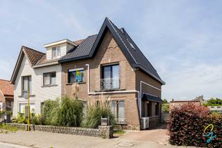 <p><strong>Instapklare, recent gerenoveerde woning in Wichelen</strong></p>
<p>Ontdek deze instapklare en recent gerenoveerde gezinswoning, rustig gelegen in Wichelen.</p>
<p>Op het gelijkvloers vindt u een inkomhal, een lichtrijke woon- en eetkamer, een volledig uitgeruste keuken met gezellige eethoek, een praktische berging en een apart gastentoilet. Buiten geniet u van een aangename tuin, een garage en een oprit met voldoende parkeergelegenheid.</p>
<p>De verdieping beschikt over drie volwaardige slaapkamers, een verzorgde badkamer en een zolder die extra opbergruimte biedt.</p>
<p>Als extra troef is de woning uitgerust met airconditioning, wat zorgt voor een aangenaam binnenklimaat tijdens warme zomerdagen.</p>
<p>Bent u op zoek naar een comfortabele, instapklare woning op een gunstige ligging? Dan is deze woning in Wichelen zeker een bezoek waard!</p>
<p>Graag een afspraak ter plaatse? Contacteer Laura op 0469 14 29 44 of mail naar laura.l@cornelis-goeman.be!</p>