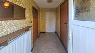Deze op te frissen woning beschikt op het gelijkvloers over een inkomhal, een living, een keuken, een berging en een toilet. Op de...