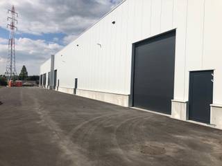 Magazijn met showroom en kantoorruimte te huur met een totale oppervlakte van 2.210 m².Dit multifunctionele pand geniet een uitstekende zichtlocatie...