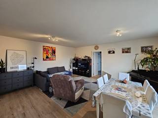 <p><span>Appartementen met rustige ligging in een autoluwe wijk aan het centrum van Aarschot.</span></p><p><span>Dit appartement is volledig gerenoveerd in 2022 op de ramen na, deze zijn eind 2024 geplaatst.</span></p><p><span>het appartement heeft een ruime leefruimte met een terras van 3m², in de nieuwe open keukens is veel kastruimte alsook een oven, kookplaat, koelkast, diepvriezers en spoelbak. Er is tevens plaats voorzien voor een afwasmachine te plaatsen.</span></p><p><span>De badkamer is voorzien van een wastafel met meubel, wc, douche en mogelijkheid tot plaatsen van een wasmachine.</span></p><p><span> </span></p><p><span>Het appartement heeft 1 mooie en ruime slaapkamer.</span></p><p><span>Parking voor de deur.</span></p><p><span> </span></p><p><span>dit appartement is beschikbaar vanaf 31/10. </span></p><p><span>Het EPC attest is van 2022, echter zijn er sinds december 2024 ook nieuwe ramen met hoogrendement dubbel glas en een UV filter. De EPC score zal dus nog gunstiger zijn naar verbruik.</span></p><p><span>50 euro voorschot op gemeenschappelijke lasten. ( poetsploeg, lift, verbruik gemeenschappelijke delen)</span></p><p><span>verwarming op elektriciteit. De EPC is gunstig door de goede isolatie van het gebouw.</span></p><p><span>Dit gebouw is voorzien van een lift.</span></p><p><span> </span></p><p><span>Interesse?</span><span> Vraag uw bezoek aan via onze website!</span></p>