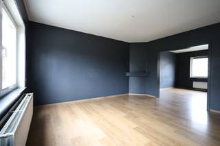 Te renoveren: Gezellige woning met mooie tuin, bestaande uit een gelijkvloers met inkomhal en toilet, woonkamer, eetkamer en keuken, een...