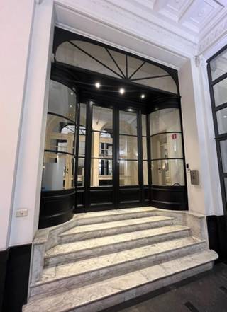 Kantoor te huur in één van de bekendste straten van Brussel in een hoogstaand gebouw met een moderne ingang en hoge plafonds. Goede bereikbaarheid...