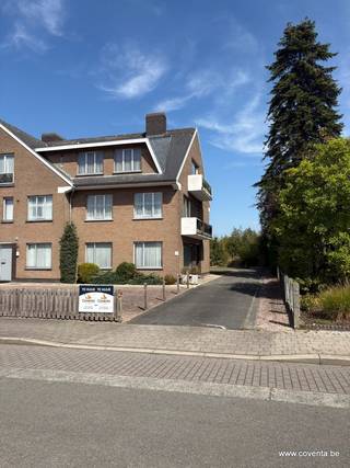 Ruim appartement met garage in rustige woonwijk te huur te Roeselare<br />Dit appartement is gelegen op het gelijkvloers en bestaat uit: ruime inkom met ingemaakte kasten, toilet, badkamer, berging, 3 slaapkamers, woonkamer, ruime keuken. <br />Achteraan de Residentie is er een gemeenschappelijke tuin en een afzonderlijke garage. <br /><br />Troeven?<br />-Veel lichtinval<br />-Rustig en mooi gelegen in villawijk <br />-Ruim appartement (133m2)<br />-Gemeenschappelijke tuin<br />-Beschikbaar vanaf 15 september <br /><br />EPC label C<br /> 
