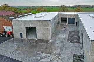 Geïsoleerde nieuwbouwloods 9G (loods 2) te huur op een industrie- ambachtzone te Vleteren. Deze loods is gebouwd in 2025 en beslaat een...