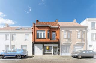 "VERLAAGDE PRIJS " !

Op zoek naar een instapklare woning te Roeselare? Dan kan deze vernieuwde woning u zeker en vast bekoren! Inkom,  eetplaats en zithoek met aansluitend vernieuwde keuken. Gerenoveerde badkamer met douche, toilet en wastafel op het gelijkvloers. Wasplaats, berging en droge kelder. Garage voor 1 wagen. Drie slaapkamers en vaste trap naar zolderruimte met mogelijkheid creëren van een slaap/hobbyruimte. Terras en tuin. Vernieuwde PVC ramen en centrale verwarming op gas. Voor bezoek aan deze woning, bel nu naar Hyboma 