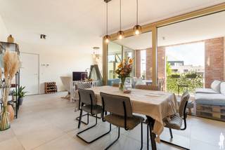 <h3><span><strong>Lichtrijk 2-slaapkamerappartement met overdekt terras in centrum Haacht.</strong></span><span></span></h3>
<p>Bent u op zoek naar een instapklaar, energiezuinig en bijzonder lichtrijk appartement met een doordachte indeling? <br />Dan zal dit ruime, recent (BJ 2021) appartement, in het dorp van Haacht, u zeker weten te bekoren.</p>
<p>Bij het betreden van het appartement komt u terecht in een praktische inkomhal zonder onnodig ruimteverlies. Van hieruit bereikt u de ruime leefruimte waar de open keuken naadloos overgaat in de eet- en zithoek. Dankzij de grote raampartijen geniet u hier de hele dag van een aangename lichtinval, met zowel ochtend- als middagzon die de leefruimte een warme en gezellige uitstraling geeft.</p>
<p>Vanuit de leefruimte heeft u rechtstreeks toegang tot het gezellige, overdekte terras. Hierdoor kan u niet alleen tijdens de zomermaanden, maar ook in het voor- en najaar comfortabel buiten genieten.</p>
<p>Het appartement beschikt over twee slaapkamers, elk met een eigen sanitair (volwaardige badkamer en doucheruimte). Dit biedt een uitzonderlijk comfort en maakt het appartement ideaal voor gezinnen, koppels, gasten of wie graag een eigen privéruimte heeft. Daarnaast zijn er ook twee toiletten aanwezig (eentje in de volwaardige badkamer en één afzonderlijke).</p>
<p>Ook de ligging is een absolute troef. Aan de zijde van de slaapkamers is er geen verkeer, terwijl de straat aan de voorzijde een eenrichtingsstraat is. Dit zorgt voor een rustige woonomgeving zonder in te boeten aan bereikbaarheid. Bovendien is er in de onmiddellijke omgeving voldoende parkeergelegenheid, inclusief laadmogelijkheden voor elektrische wagens.<br /><span>Het gebouw zelf beschikt over een lift, een fietsenstalling, een gemeenschappelijke tuin.</span></p>
<p>Dankzij de vier zonnepanelen, het uitstekende EPC-label A (50 kWh/m² - E28) en de energiezuinige afwerking geniet u bovendien van lage energiekosten.</p>
<h3>Troeven:</h3>
<ul>
<li>Ruim en bijzonder lichtrijk appartement</li>
<li>praktische berging en wasruimte aanpalend aan de keuken (zeer handig)</li>
<li>2 slaapkamers</li>
<li>2 toiletten</li>
<li>Gezellig overdekt terras</li>
<li>Ruime leefruimte met open keuken</li>
<li>Praktische inkomhal zonder ruimteverlies</li>
<li>Ochtend- en middagzon in de leefruimte</li>
<li>Rustige ligging: geen verkeer aan de slaapkamerzijde en eenrichtingsstraat aan de voorzijde</li>
<li>4 zonnepanelen</li>
<li>Energiezuinig: EPC A-label – 50 kWh/m² (E28)</li>
<li>Voldoende parkeergelegenheid in de buurt, inclusief laadpunten voor elektrische wagens</li>
</ul>
<p>Een comfortabel, energiezuinig en instapklaar appartement waar licht, rust en wooncomfort centraal staan. <br />Contacteer ons vandaag nog voor een bezoek!</p>