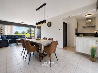 Aan het einde van een doodlopende straat bevindt zich deze charmante woning op een uitzonderlijk rustige ligging. Hier geniet u dagelijks van een vrij en weids uitzicht over de achterliggende velden, waardoor natuur, privacy en wooncomfort perfect samenkomen.<br />Binnen beschikt de woning over een lichtrijke leefruimte, een vernieuwde halfopen keuken en drie volwaardige slaapkamers die voldoende ruimte bieden voor een gezin of een thuiswerkplek. Daarnaast beschikt de woning over een geïsoleerde zolder, ideaal als extra bergruimte of met potentieel voor verdere invulling.<br />Ondanks de serene ligging bevinden winkels, scholen, openbaar vervoer en recreatiemogelijkheden zich op korte afstand. Bovendien geniet u van een uitstekende bereikbaarheid dankzij de nabijheid van de A12 en de E19, waardoor Antwerpen, Brussel en Mechelen vlot bereikbaar zijn. Een unieke kans voor wie rustig wil wonen in een groene omgeving zonder in te boeten aan comfort en bereikbaarheid.<br /><br />EPC :  179kWh/m<sup>2</sup> (Label B)<br />Stedenbouwkundige inlichtingen in aanvraag<br />Waterinfo : P-Score = B, G-Score = A<br /><br />Dit is niet wat je zoekt ? Al gehoord van AANKOOPBEGELEIDING ?   Wij zoeken, bezoeken en onderhandelen mee met jou voor eigendommen die worden aangeboden door particulieren, andere makelaars of eigendommen die zelfs (nog) niet te koop staan?<br />Vraag meer informatie over aankoopbegeleiding via welkom@dehuisleverancier.be of 0489/069.000<br /><br />de Huisleverancier : Persoonlijk, voor iedereen Service, Kwaliteit en Vertrouwen !