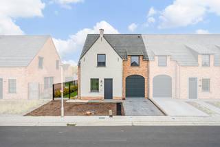 Europaplein 8: Deze volledig afgewerkte nieuwbouwwoning is gelegen in een rustige en kindvriendelijke wijk met directe toegang tot een...