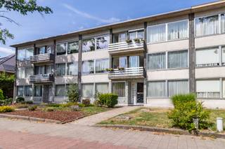 <p>Comfortabel wonen in een gezellige wijk. Dit appartement ligt op de tweede verdieping van een verzorgd gebouw in de geliefde wijk Deuzeld. Je woont op wandelafstand van winkels, scholen en openbaar vervoer, met een vlotte verbinding naar het centrum van Schoten en Antwerpen.</p><p>Het appartement bestaat uit een inkomhal – een lichtrijke woonkamer – een volledig uitgeruste keuken (elektrische kookplaat, oven, dubbele spoelbak) – een aansluitend balkon – 2 slaapkamers (ca. 15 m² &amp; 7 m²) – aansluitend een tweede balkon - 3de kamer (ca. 9m²) met lichtkoepel, ideaal als derde slaapkamer, bureau of dressing – een moderne en vernieuwde (2019) badkamer met inloopdouche, hangtoilet en modern wastafelmeubel.</p><p><br /></p><p>•Garagebox inbegrepen, een absolute meerwaarde in deze buurt!</p><p>•Vernieuwde Vaillant CV-ketel (2019)</p><p>•EPC-label E (renovatieplicht van toepassing), </p><p><br /></p><p>maar na de vernieuwing van het platte dak is een label B mogelijk. Met bijkomende gevelisolatie is zelfs label A haalbaar.</p>