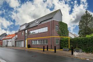 <p><span>Instapklaar gelijkvloers appartement (86 m²) met 1 slaapkamer en buitenruimte (20 m²) in Stabroek.</span></p><p><span> </span></p><p><span>Het pand is centraal gelegen in het hart van Stabroek en geniet van een uitstekende mobiliteitsscore. Dankzij de vlotte verbinding met de A12 en het havengebied ben je overal snel ter plaatse. Ook het openbaar vervoer is goed vertegenwoordigd, met meerdere haltes op wandelafstand. Bovendien ligt de Nederlandse grens op een boogscheut, waar je 7 dagen op 7 kan shoppen — een extra troef van deze gunstige ligging en fietsen parking.</span></p><p><span> </span></p><p><span>Dit appartement bevindt zich op het gelijkvloers van een kleinschalig hoekgebouw van 4 hoog. Het is keurig onderhouden, instapklaar en daardoor ideaal voor starters of als investering.</span></p><p><span>Je komt binnen in de open hal met handige vestiairehoek. Links heb je een aparte wc en aan je rechterzijde bevinden zich de badkamer (4 m²) met ligbad en lavabomeubel, en de slaapkamer (11 m²). Verderop bereik je de ruime en lichtrijke leefruimte (49 m²) met open keukenhoek, voorzien van een basisuitrusting. Aansluitend is er nog een berging/wasplaats (5 m²) aanwezig.</span></p><p><span>Een mooie extra troef is de buitenruimte (20 m²) met west-oriëntatie, waar het heerlijk vertoeven is.</span></p><p><span>Zorgeloos wonen in het centrum? Dat kan hier, mis deze buitenkans niet! Bewoonbare opp. 86 m² ref.: bruto vloeropp. Voor meer info of een gratis schatting surf naar www.hansimmo.be</span></p><p><span> </span></p>