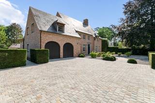 <p><strong>Statige villa met lift en luxueuze afwerking in residentiële wijk “Den Drijhoek” te Zoersel<br /></strong>In de exclusieve en residentiële woonwijk “Den Drijhoek” op de grens van Schilde bevindt zich deze uitzonderlijke villa uit 2007, afgewerkt met oog voor detail, hoogwaardige materialen en hedendaags comfort. De woning combineert een tijdloze landelijke architectuur met moderne technieken en een uitstekende energieprestatie (EPC A).</p>
<p>De villa is gelegen op een mooi aangelegd perceel en geniet van maximale privacy dankzij de volwassen tuin met ruim bijgebouw en stijlvolle omheining. De statige gevels, charmante daklijnen en royale oprit geven deze eigendom een bijzonder klassevolle uitstraling.</p>
<p><strong>Luxe, comfort en energiezuinigheid<br /></strong>Deze woning werd uitgerust met alle hedendaagse voorzieningen waaronder:</p>
<ul>
<li>Lift aanwezig</li>
<li>EPC-label A</li>
<li>Zonnepanelen</li>
<li>Airconditioning</li>
<li>Hoogrendementsketel</li>
<li>Domoticasysteem</li>
<li>Alarminstallatie</li>
<li>Sunscreens</li>
<li>Centraal stofzuigsysteem</li>
<li>Bevloeïngssysteem</li>
<li>Automatische garagepoorten</li>
<li>Kruipkelder</li>
<li>Laadstation in garage</li>
<li>Thuisbaterij</li>
</ul>
<p><strong>Indeling gelijkvloers<br /></strong>Via de stijlvolle inkomhal met vestiaire en gastentoilet betreedt u deze lichtrijke villa. De royale leefruimte bestaat uit een ruime eetkamer en een sfeervol salon met authentieke haard. Daarnaast bevindt zich een aparte tv-kamer voor extra comfort en gezelligheid.</p>
<p>De luxueus ingerichte leefkeuken is voorzien van hoogwaardige Miele-toestellen waaronder een inductiekookplaat en steamer. Aansluitend bevindt zich een praktische bijkeuken met toegang tot de lift en de dubbele inpandige garage.</p>
<p><strong>Eerste verdieping<br /></strong>De verdieping omvat meerdere ruime kamers met maatwerk en ingemaakte kasten.<br />Masterbedroom aan de tuinzijde met maatwerk schrijnwerkerij en grote ensuite badkamer, 2<sup>de </sup>kamer momenteel ingericht als logeerkamer met douchekamer, 3<sup>de</sup> multifuncionele kamer mogelijks om te vormen tot 2 slaapkamers.</p>
<p><strong>Volledig afgewerkte zolder<br /></strong>De ruime zolderverdieping werd reeds volledig afgewerkt en biedt bijzonder veel potentieel. Alle leidingen voor een bijkomende badkamer zijn reeds voorzien, waardoor hier eenvoudig nog twee extra slaapkamers kunnen worden ingericht.</p>
<p><strong>Exclusieve tuinbeleving<br /></strong>De prachtig aangelegde tuin vormt een oase van rust en privacy. Dankzij het automatische besproeiingssysteem en de verzorgde groenaanleg geniet u het hele jaar door van een perfect onderhouden buitenomgeving.</p>
<p>Achteraan bevindt zich een stijlvol bijgebouw met ingerichte buitenkeuken en apart toilet — ideaal voor ontspanning, zomeravonden en het ontvangen van gasten, perfecte kantoorruimte of eventueel extra logeerruimte.<br /><br />Voor meer info of een bezoek ter plaatsen neem contact op met Amparo via 0478 68 29 86 of amparo@reds.be</p>