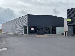 Langs de Brugsesteenweg te Roeselare bevindt zich deze baanwinkel / handelspand van ca. 900 m² te koop. Ruime gemeenschappelijke parking.Commerciële ligging in de nabijheid van MaxiZoo, Hairco, Jysk, ... Reclame mogelijk op totempaal.Bent u op zoek naar bedrijfsvastgoed bestaande uit een handelspand te koop in Roeselare? Aarzel dan niet om ons te contacteren op het nummer 051 21 22 23.Bestuursmaatregelen in het maatregelenregister: in aanvraag