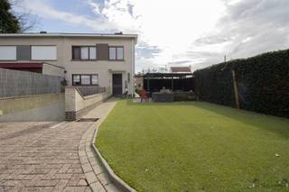 Spacious HOB to renovate with 3 bedrooms and spacious attic with possibilities. Ground floor: ...