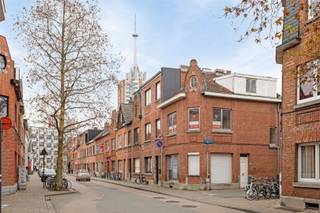 Right in the historic center, a few steps from Leuven station, we are pleased to offer for sale this house to renovate with a frontage width of...