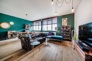 <pre><span>Informatie & bezichtigingen: 02 315 51 71
Molenbeek – We Invest biedt dit fantastische appartement van meer dan 140 m² aan! De indeling is als volgt:
Inkomhal met gastentoilet en wasruimte. Een zeer ruime woon- en eetkamer met een prachtige, volledig uitgeruste open keuken (totale oppervlakte van meer dan 40 m²).
Gang naar het slaapgedeelte met toegang tot een werkkamer (of 4e slaapkamer, 11 m²), een doucheruimte met toilet, twee extra slaapkamers en de hoofdslaapkamer met eigen badkamer en toilet.
EPC-score D, conforme elektrische installatie, nieuwe verwarmingsketel!
Optioneel: parkeerplaats en kelder beschikbaar voor € 30.000.
Ideaal voor een gezin of voor co-housing (4 personen)!
Absoluut een bezichtiging waard – plan uw bezoek vandaag nog!</span></pre>
