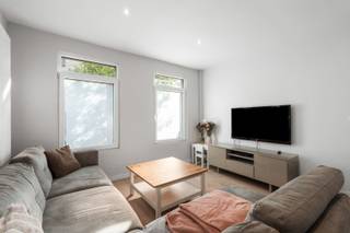 e koop: volledig instapklare woning in de Steenbakkersstraat, centraal gelegen in Oostende, nabij scholen, openbaar vervoer en het park.

<p> </p>

<p>Deze leuke gezinswoning biedt een comfortabele indeling en een praktische ligging. Dankzij de centrale locatie geniet u van vlotte verbindingen naar invalswegen en het ziekenhuis, terwijl de residentiële omgeving zorgt voor rust. Met vier slaapkamers en een gezellige leefruimte is dit de ideale thuis voor een gezin dat meteen wil intrekken zonder renovatie.</p>

<p> </p>

<p>Belangrijkste ruimtes:<br />• Inkomhal met toegang tot de leefruimte<br />• Gezellige living met natuurlijke lichtinval<br />• Functionele keuken<br />• Terras ideaal voor buitenmomenten<br />• 4 slaapkamers, geschikt voor gezin of thuiswerk<br />• Badkamer met inloopdouche, toilet en dubbele wastafel<br />• Kelder voor extra opslagruimte</p>

<p> </p>

<p>Troeven:<br />• Volledig instapklaar<br />• Leuke gezinswoning<br />• Centraal gelegen nabij voorzieningen</p>

<p> </p>

<p>Neem vandaag nog contact op met uw ERA-makelaar voor een bezoek.</p>

<p> </p>

<p>JOUW DROOMHUIS. ZO GEVONDEN!</p>