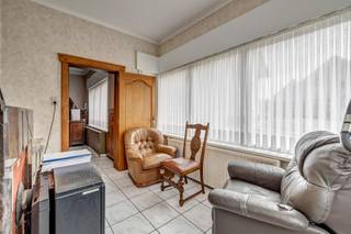 Voor meer info of een bezoek, bel 054 69 39 36 - Op een goede ligging in Denderhoutem bevindt zich deze ruime woning met twee woonentiteiten...