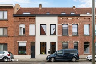 <p><span>Deze karaktervolle rijwoning is gelegen op een uitstekende locatie aan de stadsrand van Mechelen. Dankzij de centrale ligging bevinden winkels, scholen, openbaar vervoer, de binnenstad en belangrijke invalswegen zich op korte afstand.</span></p><p><span>De woning biedt een solide basis en heel wat potentieel en is ideaal voor wie op zoek is naar een renovatieproject met mogelijkheden om de woning volledig naar eigen smaak en behoeften in te richten.</span></p><p><span>Op het gelijkvloers omvat de woning een inkomhal, een ruime leefruimte met aansluitende eetkamer, een aparte bureauruimte, keuken en badkamer.</span></p><p><span>De eerste verdieping beschikt over twee slaapkamers. Via de vaste trap bereikt men de zolderverdieping, waar nog twee bijkomende kamers kunnen worden ingericht. Hierdoor beschikt de woning over een interessante indeling met vier slaapkamers.</span></p><p><span>Achteraan bevindt zich een aangename stadskoer, die aansluit op een garagebox. Een bijzonder praktische troef in deze centrale stedelijke omgeving.</span></p><p><span> </span></p><p><span>Renovatieplicht EPC: binnen 6 jaar na aankoop = verplichte renovatie tot label D of beter.</span></p><p><span> </span></p>