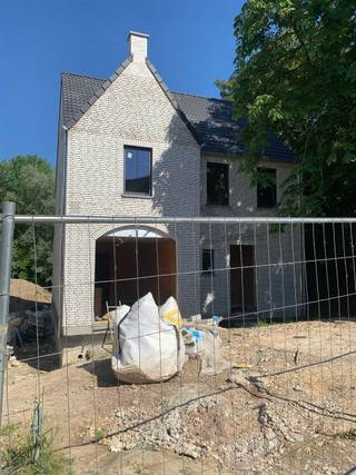 <p><span>Dit is de rechtse woning van 2 prachtige nieuwbouw woningen. Zie foto's van de linkse woning voor de huidige binnenkant.</span></p><p><span>De woning heeft een E-peil lager dan 20. Ventilatiesysteem D, is voorzien van zonnepanelen en vloerverwarming. Een warmtepomp is mogelijk.</span></p><p><span>Welkom in deze prachtige woning in het charmante Meldert, perfect voor wie op zoek is naar ruimte en comfort! Met een bewoonbare oppervlakte van 269 m² biedt dit huis voldoende ruimte voor een groot gezin. </span></p><p><span>Bij binnenkomst wordt u verwelkomd in een ruime en lichte woonruimte die naadloos overgaat in een moderne, volledig uitgeruste keuken. De open indeling zorgt voor een uitnodigende en gezellige sfeer, ideaal voor zowel intieme als uitgebreide bijeenkomsten.</span></p><p><span>De woning beschikt over vier ruime slaapkamers, perfect voor elke gezinssituatie. De hoofdslaapkamer is een oase van rust, die zorgt voor een perfecte nachtrust. Met twee moderne badkamers is er geen gebrek aan comfort en luxe. </span></p><p><span>Bovendien beschikt dit huis over één handige garage, ideaal voor uw voertuig of voor extra opslagruimte. Het prachtige groene perceel biedt ook veel mogelijkheden voor buitenactiviteiten en ontspanning.</span></p><p><span>Strategisch gelegen in een rustige en groene omgeving, maar toch dicht bij alle noodzakelijke voorzieningen. Dit huis biedt de perfecte balans tussen landelijk wonen en modern comfort. </span></p><p><span> </span></p><p><span>Aarzel niet om deze uitzonderlijke eigendom te ontdekken en u te laten verrassen door alles wat het te bieden heeft!</span></p><p><span> </span></p>