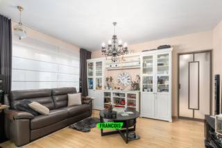 Nabij het bruisende centrum van Oostende, op slechts enkele minuten wandelen van het Maria Hendrikapark, het strand en tal van winkels en voorzieningen, vind je dit charmante en volledig instapklare appartement. Een uitstekende keuze voor wie permanent aan zee wil wonen, maar net zo interessant als tweede verblijf of rendabele investering aan de kust.<br /><br />Hier geniet je van maximale vrijheid: geen syndicus en geen bijkomende gemeenschappelijke kosten. Je beschikt over je eigen stek in het hart van de stad, zonder extra verplichtingen.<br /><br />Het appartement bevindt zich op de eerste verdieping en omvat een aangename, lichtrijke leefruimte met ingerichte keuken, twee volwaardige slaapkamers, een terras, een badkamer, een aparte toiletruimte en een praktische berging. Dankzij de gunstige hoekligging baadt elke ruimte in natuurlijk licht, wat zorgt voor een open, frisse en aangename woonbeleving.<br /><br />Extra troeven zijn de gemeenschappelijke fietsenberging in het gebouw en een privatieve kelderberging voor bijkomende opslagruimte.<br /><br />Ben je op zoek naar een zorgeloze woonst op topligging in Oostende? Contacteer ons vandaag nog en ontdek zelf de charme van dit appartement tijdens een bezoek.