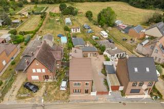 <p><span>Êtes-vous à la recherche d'une maison que vous pouvez rénover entièrement selon vos goûts? Alors cette maison familiale située à </span><span>Eindestraat 3 à Waanrode</span><span> mérite absolument une visite. Située dans une rue calme, vous profitez ici de tranquillité, d'intimité et d'une vue magnifique sur les champs environnants. </span></p><p><span> </span></p><p><span>La maison dispose d'un vaste salon et d'une salle à manger agréables. La </span><span>cuisine récemment rénovée</span><span> est équipée des conforts nécessaires et offre suffisamment d'espace de rangement, vous permettant de profiter d'un environnement de cuisine fonctionnel dès maintenant. Au rez-de-chaussée, se trouvent également une salle de bains à rafraîchir et une pièce de rangement séparée avec des branchements pour une machine à laver et un sèche-linge. De plus, il y a une petite cave sèche qui est idéale pour un stockage supplémentaire. </span></p><p><span> </span></p><p><span>À l'étage, vous trouverez </span><span>trois chambres de bonne taille</span><span>. Un escalier fixe vous mène au grand grenier, où une </span><span>quatrième chambre</span><span> a été aménagée. Cet espace nécessite encore des travaux de finition et offre de nombreuses possibilités. </span></p><p><span> </span></p><p><span>À l'extérieur, vous pourrez profiter d'un parc exceptionnel de </span><span>pas moins de 10 ares</span><span>. Les grandes dépendances offrent une multitude d'espace de rangement et peuvent être parfaitement aménagées en espace de loisirs, atelier ou studio. De plus, la maison dispose d'un </span><span>place de parking séparée dans le garage</span><span>. </span></p><p><span> </span></p><p><span>Curieux de savoir si cette maison spacieuse à Waanrode est faite pour vous ? Alors contactez-nous rapidement via info@immolivit.be ou 016 15 31 15.</span><span> </span></p><p><span> </span></p>
