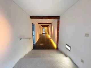 <p>Quares - TREVI Groep presenteert :<br />Op het Sint-Jansplein bevindt zich deze verrassend ruime loft met een uniek verleden. Het pand deed vroeger dienst als praktijk en werd vandaag omgevormd tot een veelzijdig appartement met tal van indelingsmogelijkheden.<br /><br />De loft beschikt over drie afzonderlijke ruimtes die volledig naar eigen wens kunnen worden ingericht. Denk aan een gezellige tv-kamer of living, een bureau of sportruimte, of één of meerdere slaapkamers. Dankzij de flexibele indeling is dit pand ideaal voor wie ruimte zoekt om wonen en werken te combineren.<br /><br />De keuken is uitgerust met de nodige toestellen en vormt een praktische plek om te koken en samen te komen. De badkamer beschikt over een bad en er zijn bovendien twee aparte toiletten, wat extra comfort biedt. Achter de badkamer bevindt zich een handige berging met aansluitingen voor wasmachine en droogkast.<br /><br />Dit pand combineert ruimte, karakter en flexibiliteit op een centrale locatie. De buurt rond het Sint-Jansplein is volop in beweging en biedt een mix van lokale handelszaken, eetgelegenheden en een vlotte verbinding naar het centrum van Antwerpen.<br /><br />Een uniek pand met veel potentieel voor wie op zoek is naar een ruim appartement met verschillende mogelijkheden.</p>
