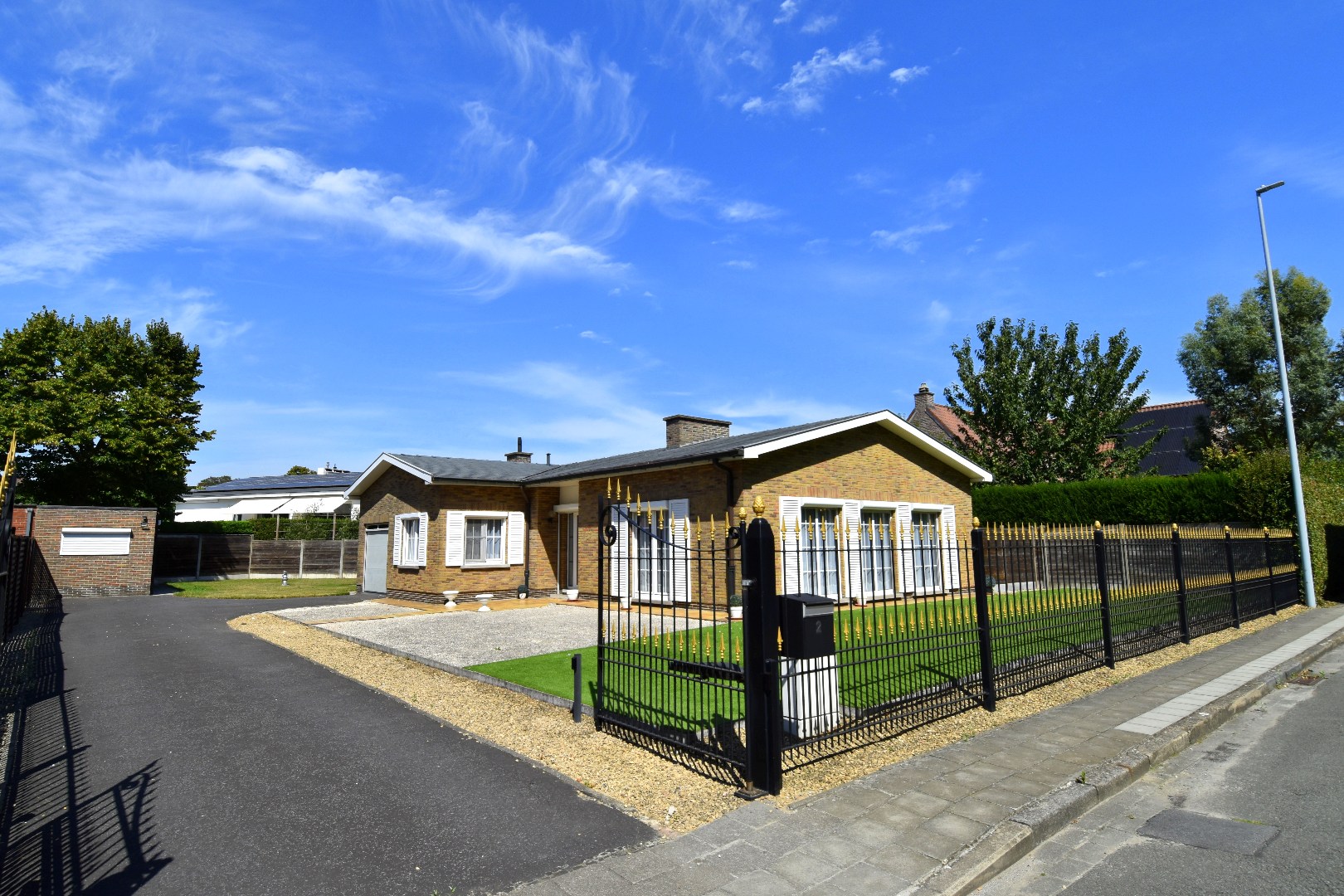 Alleenstaande bungalow met tuin en garage te koop op een bereikbare locatie te Harelbeke - foto 1