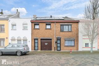 Deze licht op te frissen gezinswoning, gelegen in het centrum van Sint-Niklaas, biedt u op het gelijkvloers een grote en lichtrijke leefruimte,...