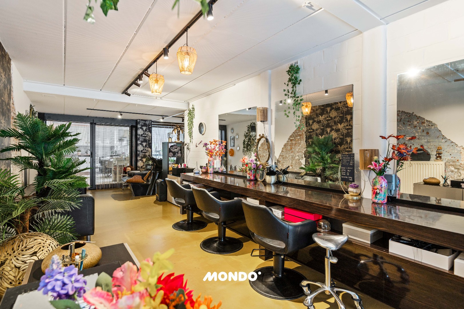 Ruime handelswoning met 2 handelsruimtes, 4 slaapkamers, garage, terras en zonnige tuin. - foto 4