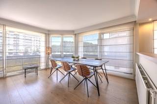 Dit instapklare hoekappartement op de tweede verdieping combineert een aangename woonbeleving met een centrale ligging op wandelafstand van de zee. Dankzij de hoekligging geniet het appartement van een overvloed aan natuurlijk licht en een mooi, weids uitzicht op de vernieuwde wandelboulevard van Heist.<br /><br />De kleinschalige residentie, bestaande uit slechts vier appartementen, zorgt voor een rustige en aangename woonomgeving. Bovendien bevindt u zich op slechts ongeveer 250 meter van de zeedijk.<br /><br />Ook de ligging is een absolute troef. Het appartement bevindt zich vlak bij het Directeur-Generaal Willemspark en in de onmiddellijke omgeving van winkels, supermarkten, horecazaken en openbaar vervoer. De kusttram ligt op wandelafstand en biedt een vlotte verbinding langs de volledige Belgische kust.<br /><br />Indeling:<br />- Inkomhal,<br />- Lichtrijke leefruimte met gezellige zit- en eethoek,<br />- Open, volledig uitgeruste keuken,<br />- Praktische berging,<br />- Ruime eerste slaapkamer,<br />- Badkamer met inloopdouche, wastafel en toilet,<br />- Ruime tweede slaapkamer,<br /><br />Dit appartement is de ideale keuze als vaste woonst, tweede verblijf of investering aan de kust. De combinatie van een instapklare afwerking, een lichtrijke hoekligging en een centrale locatie maakt van dit een bijzonder aantrekkelijk aanbod.<br /><br />Interesse? Neem vandaag nog contact met ons op voor meer informatie of een bezoek en ontdek zelf de vele troeven van dit prachtige hoekappartement.