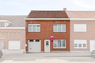 Deze instapklare woning is gelegen vlakbij het centrum van Houthulst.De indeling van deze woning is als volgt: * Gelijkvloerse verdieping: Inkomhal,...