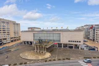 CENTRAAL GELEGEN, ZONNIG HOEKAPPARTEMENT MET 2 SLAAPKAMERS OP EEN BOOGSCHEUT VAN DE ZEEDIJK<br />In het centrum van Oostende, tegenover het Casino-Kursaal, bieden wij u een lichtrijk appartement op de zesde verdieping van een goed onderhouden residentie bestaande uit inkomhall met vestiaire, woonkamer met zonnig terras, keuken, 2 slaapkamers, een badkamer, apart toilet en een berging op de eerste verdieping. 
<ul>
	<li>Bewoonbare oppervlakte: 85 m²</li>
	<li>K.I.: € 1.167</li>
	<li>Autostandplaats te huur of te koop in de buurt</li>
	<li>centrale verwarming op aardgas</li>
	<li>EPC: 188 kWh/m²jaar - label B</li>
	<li>verhuurd lange termijn : € 1.013/maand</li>
</ul>