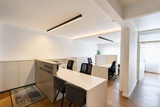 <strong>INDELING</strong><br /><strong>GELIJKVLOERS</strong><br />Een inkomhal met wachtruimte, balie/loket, 4 afgesloten kantoorruimtes en 4 open/flex werkplekken, toilet, keuken met spoeltafel, vaatwasmachine combi-microgolfoven en koelkast.<br /><br /><strong>BUITEN</strong><br />Aan de achterzijde van het pand bevindt er zich een tuin.<br /><br />Het pand is gelegen in het centrum van Hoogstraten met voldoende parkeergelegenheden op het openbaar domein, op slechts enkele autominuten van de oprit-afrit E19-Antwerpen/Breda.