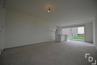 In de groene omgeving van Proven vinden wij deze nieuwbouwwoning in de Baron Mazemanlaan.Deze woning is meteen beschikbaar en is ideaal voor huurders die wensen te wonen in een moderne en energiezuinige woning met tuin.Indeling:GLV: inkomhal - leefruimte met open keuken - technische bergruimte - apart toiletV+1: nachthal - 3 slaapkamers - apart toilet - badkamerExtra's:* E-peil: 30* Volledig professioneel geschilderd* 12 zonnepanelen van 5400WP + hybride omvormer om gemakkelijk een thuisbatterij op aan te sluiten* Regenput aanwezig