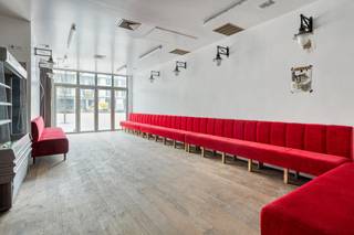Met de komst van 2000 nieuwe woningen, de nabijheid van AP Hogeschool, Park Spoor Noord en het Sportpaleis, bevindt dit pand zich op dé plek waar dynamiek en potentieel samenkomen. De ideale locatie voor een bloeiende handelszaak – uw klanten staan hier letterlijk voor de deur!<br />Handelsruimte:<br />Ca. 150 m² gelijkvloerse handelsruimte met kelder<br />Perfect geschikt voor winkel, kantoor of horecazaak<br />Grote vitrine en uitstekende zichtbaarheid<br />Woning met aparte ingang:<br />De bovenliggende woning werd recent en smaakvol gerenoveerd, met een doordachte indeling die wonen en werken volledig scheidt.<br />1e verdieping: ruime leefruimte met eetkamer en open, volledig uitgeruste keuken<br />Tussenverdieping: stijlvolle badkamer met inloopdouche, ligbad, lavabomeubel en toilet<br />2e verdieping: 2 ruime slaapkamers<br />3e verdieping: 2 extra slaapkamers, beide met toegang tot een badkamer met douche en toilet<br />Waarom dit pand?<br />Commerciële toplocatie met sterk groeiend potentieel<br />Comfortabele gezinswoning met moderne afwerking<br />Ideale combinatie van ondernemen en wonen<br />Mis deze zeldzame opportuniteit niet – contacteer ons vandaag nog voor meer informatie of een bezichtiging!