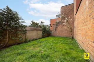 <h2><span>Deels te renoveren woning met tuin en groot potentieel op toplocatie!</span></h2><p><span>Op zoek naar een woning met veel mogelijkheden en op een toplocatie in Wilrijk? Deze deels te renoveren woning op de Frans van Dunlaan biedt alles wat een renovatieproject zo aantrekkelijk maakt, maar met het grote voordeel dat de belangrijkste energetische ingrepen reeds werden uitgevoerd.</span></p><p><span>Locatie:</span></p><p><span>De woning is gelegen in het hart van Wilrijk. In de directe omgeving vindt u scholen, supermarkten, lokale winkels en gezellige horecazaken. Voor ontspanning zijn er diverse parken en groene zones op wandelafstand. Dankzij de vlotte verbinding met openbaar vervoer en de Antwerpse Ring bent u snel in het stadscentrum of in andere regio's. </span></p><p><span>Indeling:</span></p><p><span>Bij binnenkomst via de vernieuwde voordeur betreedt u een ruime inkomhal met mooie tegelvloer. Links vindt u een gastentoilet. Verder in de hal bevindt zich een polyvalente ruimte, ideaal om volledig naar eigen wens in te richten als praktijkruimte of hobbykamer. Achteraan bevindt zich de technische ruimte met een charmante dambordvloer, waar de recent geïnstalleerde warmtepomp staat opgesteld, samen met voldoende plaats voor wasmachine en droogkast.</span></p><p><span>Het gelijkvloers biedt via een schuifraam directe toegang tot de zuidgerichte tuin van ca. 78 m². Geniet hier van volledige privacy en zonlicht bijna de hele dag door de ideale plek voor tuinliefhebbers en gezellige zomeravonden.</span></p><p><span>Via de trap komt u op de eerste verdieping, waar de lichtrijke leefruimte in L-vorm u verwelkomt met een parketvloer. Er is voldoende ruimte voor een grote eettafel en een gezellige zithoek. Dankzij de brede raampartijen geniet u van een weids uitzicht en veel daglicht. De keuken biedt alle voorzieningen en vormt het perfecte uitgangspunt voor een moderne L-keuken, volledig naar uw smaak. Ook hier zorgt een schuifraam voor een vlotte verbinding met de tuin.</span></p><p><span>Op het tweede verdiep bevinden zich twee volwaardige slaapkamers, waarvan één volledig vernieuwd is, en een recent gerenoveerde badkamer met dubbele lavabo, toilet en inloopdouche met regendouche.</span></p><h3><span>Extra troeven van deze woning:</span></h3><ul><li><span>Gunstig EPC energiezuinig dankzij warmtepomp (warm/koude lucht) </span></li><li><span>Ramen vernieuwd met hoogrendement dubbel glas in aluminium </span></li><li><span>Dak recent gerenoveerd en geïsoleerd </span></li><li><span>Toplocatie in Wilrijk, dichtbij scholen, winkels en openbaar vervoer </span></li><li><span>Zuidgerichte tuin van ca. 78 m² met volledige privacy </span></li></ul><p><span> </span></p><p><span>Deze woning is een uniek deels renovatieproject met enorme mogelijkheden: u kunt het volledig naar eigen smaak transformeren, terwijl de belangrijkste energetische investeringen al zijn gedaan. <br />Een zeldzame kans voor wie wil combineren: renovatiepotentieel, comfort en energie-efficiëntie in één.</span></p>