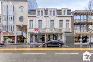 <h2>Projectgrond / Handelshuis met uitzonderlijk ontwikkelingspotentieel in hartje Mol</h2>

<p>Op een <strong>absolute toplocatie in het centrum van Mol</strong> bevindt zich deze strategisch gelegen projectgrond/commercieel pand met tal van ontwikkelingsmogelijkheden.<br /><br />Er werd een woongelegenheid voorzien aan de achterzijde van het gebouw met alle voorzieningen.</p>

<p>Dankzij de centrale ligging, uitstekende bereikbaarheid en de nabijheid van alle voorzieningen vormt dit perceel een uitgelezen opportuniteit voor projectontwikkelaars en investeerders.</p>

<h3><strong>Gelegen in het bruisende hart van Mol, op wandelafstand van:</strong></h3>

<ul><li>
	<p>Openbaar vervoer (trein- en busverbindingen)</p>
	</li><li>
	<p>Diverse winkels en retailzaken</p>
	</li><li>
	<p>Horecagelegenheden</p>
	</li><li>
	<p>Scholen en andere publieke voorzieningen</p>
	</li></ul>

<p>De combinatie van centrumligging en vlotte bereikbaarheid maakt dit een bijzonder aantrekkelijke locatie voor residentiële ontwikkeling.</p>