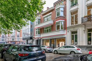 Op een toplocatie in de geliefde Dansaertwijk, één van de meest dynamische en trendy buurten van Brussel, bevindt zich dit karaktervolle en lichtrijke appartement. Dankzij de warme parketvloeren, de hoge lichtinval en de recente renovatie biedt deze woning een perfecte combinatie van charme en hedendaags comfort.

Het appartement werd volledig gerenoveerd in 2021 en is gelegen op de eerste verdieping van een verzorgd gebouw uit 1932 met slechts drie verdiepingen. Met een bewoonbare oppervlakte van 98 m² beschikt het over een zeer ruime leefruimte en keuken, een comfortabele slaapkamer, een badkamer, een apart toilet, bergingruimte en een gezellig terras van 6 m² waar je in alle rust kan genieten van het stadsleven. Daarnaast is er een ruime privatieve kelder aanwezig.

De woning is uitgerust met centrale gasverwarming via radiatoren, aluminium ramen met dubbele beglazing, een conforme elektrische installatie en aparte tellers voor water, gas en elektriciteit. Het EPC-label bedraagt D.

De ligging is een absolute troef: op wandelafstand vind je tal van hippe restaurants, kunstgalerijen, wekelijkse markten en uitstekende verbindingen met het openbaar vervoer. Bovendien is er de mogelijkheid om een ondergrondse parkeerplaats te huren of aan te kopen op korte wandelafstand.

Troeven op een rij:

* 98 m² bewoonbare oppervlakte
* Terras van 6 m² en ruime kelder
* 1 slaapkamer en 1 badkamer
* Volledig gerenoveerd in 2021
* Instapklaar
* Karaktervol gebouw uit 1932
* Centrale ligging in de Dansaertwijk
* Conforme elektriciteit
* Individuele meters voor gas, water en elektriciteit
* EPC: D

Een instapklaar appartement op een uitzonderlijke locatie, ideaal voor wie comfortabel wil wonen in het bruisende centrum van Brussel.

Meer info of een bezoek? Mail naar charlotte@immoaccenta.be