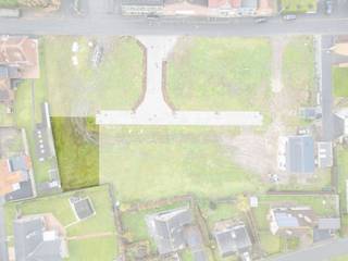 Realiseer jouw droomwoning in Kortemark.
Ben je op zoek naar een bouwgrond voor open bebouwing in Kortemark? Ontdek deze bouwgrond aan de Sneppestraat: hier woon je vlak bij het centrum, met alles binnen handbereik: winkels op slechts 1 km, scholen (basis- en secundair onderwijs) op 600 m, en openbaar vervoer met een bushalte op 450 m en het station op 1,3 km afstand. Je vindt de ingang van de verkaveling ter hoogte van Sneppestraat 48.
Dit villaperceel van 467 m² biedt volop mogelijkheden om jouw ideale woning te realiseren. Of je nu kiest voor één of twee bouwlagen, een vlak of hellend dak – wij bouwen jouw nieuwe, energiezuinige woning volledig op maat én tegen een vaste prijs.
Laat je inspireren!
Neem contact met ons op om de mogelijkheden te ontdekken. Vraag bovendien jouw gratis inspiratieboek aan: 250 pagina's boordevol woonideeën, handige tips en praktische plannen.