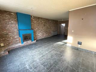 Gelegen in een levendige en commerciële straat te Strombeek-Bever, biedt dit veelzijdig eigendom een ideale combinatie van wonen en werken. De handelsruimte op het gelijkvloers heeft een oppervlakte van ca. 50 m² en is geschikt voor diverse beroepsactiviteiten (winkel, kantoor, vrij beroep, …). De woonst beschikt over een aparte inkomhal en bevindt zich op de bovenliggende verdiepingen. Op de eerste verdieping vindt u een lichtrijke leefruimte van ca. 35 m², een ruime ingerichte keuken met toegang tot het terras en een badkamer uitgerust met bad en toilet. De tweede verdieping omvat twee volwaardige slaapkamers. Via een vaste trap bereikt u de ingerichte zolderverdieping, die perfect dienst kan doen als derde slaapkamer.<br />Verder is er een kelder aanwezig. Het pand beschikt over aparte meters, centrale verwarming op gas en dubbele beglazing.<br />Met een energiescore C is er geen renovatieverplichting van toepassing en de elektriciteit van de woonst is conform tot juli 2043. <br />Ideaal voor zelfstandigen of investeerders die op zoek zijn naar een strategische ligging met veel visibiliteit!