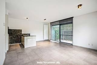<p><span>Op een centrale ligging in Bonheiden bevindt zich dit instapklare en energiezuinige gelijkvloerse appartement, gebouwd in 2021. </span></p><p><span>U wordt verwelkomd via een inkomhal die toegang biedt tot de lichtrijke leefruimte met grote raampartijen. Aansluitend bevindt zich de open, volledig geïnstalleerde keuken, die samen met de leefruimte een aangename en moderne woonomgeving creëert. Verder beschikt het appartement over een praktische berging, twee volwaardige slaapkamers, een afzonderlijk gastentoilet en een badkamer uitgerust met zowel een ligbad als een douche.</span></p><p><span>Buiten geniet u van een gezellig terras waar het heerlijk vertoeven is.</span></p><p><span>Als extra troef is er een ondergrondse autostaanplaats en kelderberging, wat zorgt voor extra comfort en gebruiksgemak.</span></p><p><span> </span></p><p><span>Het appartement ligt bovendien strategisch tussen Mechelen en Antwerpen, met een vlotte verbinding naar de R6 en E19. </span></p><p><span> </span></p><p><span>Onmiddellijk beschikbaar.</span></p>