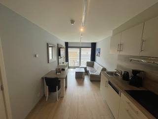 Prachtig 1-slaapkamerappartement, gelegen op de <strong>derde</strong> <strong>verdieping</strong> aan de achterkant van de Zeedijk, biedt u een <strong>zonnig</strong> <strong>terras</strong> waar u heerlijk kunt ontspannen. De locatie is ideaal, op slechts een steenworp afstand van het bruisende centrum en de pittoreske jachthaven.<br /><br />Bij binnenkomst in dit sfeervolle appartement wordt u verwelkomd door een <strong>open</strong> <strong>keuken</strong>, <strong>volledig</strong> <strong>uitgerust</strong> met moderne apparatuur en alle gemakken om uw culinaire vaardigheden tot uiting te laten komen. De <strong>gezellige</strong> <strong>woonkamer</strong>, ingericht met een knus tafeltje en comfortabele zetel, vormt het hart van het appartement.<br /><br />De <strong>badkamer</strong> beschikt over een <strong>moderne</strong> <strong>douche</strong> en een nette wastafel. De <strong>ruime</strong> <strong>slaapkamer</strong> is momenteel ingericht met een comfortabel <strong>tweepersoonsbed</strong>. Tevens is er een <strong>privatieve</strong> <strong>berging</strong> inbegrepen in de prijs.<br /><br />Dit appartement wordt verkocht onder het systeem van <strong>erfpacht</strong> en maakt deel uit van de <strong>hotelpool</strong>. Dit betekent dat u niet alleen kunt genieten van uw eigen kustverblijf, maar ook profiteert van de mogelijkheid om het appartement te verhuren via het hotelmanagement, waardoor u een <strong>aantrekkelijk rendement</strong> kunt behalen.