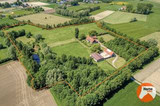 <p><strong>ROESELARE – Unieke villa met bijgebouwen op 4,7 ha<br /></strong>EERSTE BEZOEKDAG ZATERDAG 20/06 VAN 10U TOT 12U (enkel op afspraak!)<strong> </strong></p>
<p>Te midden van een uitgestrekt groen landschap, volledig omringd door eigen gronden en gelegen in agrarisch gebied, bevindt zich deze uitzonderlijke landbouwwoning op een uniek domein van maar liefst 46.905 m². Hier geniet u van absolute rust, maximale privacy en een ongeëvenaard gevoel van vrijheid, terwijl het panoramische uitzicht op de omliggende natuur elke dag opnieuw voor een bijzondere woonbeleving zorgt.</p>
<p>Deze stijlvolle woning werd gebouwd in 1992 met hoogwaardige en duurzame materialen en beschikt over een indrukwekkende bewoonbare oppervlakte van 454 m². Dankzij de grote raampartijen geniet elke ruimte van een overvloed aan natuurlijk licht en een prachtige connectie met het omliggende landschap. Bij het betreden van de woning wordt u verwelkomd in een inkomhal met gastentoilet.</p>
<p>De royale woonkamer vormt het hart van de woning en straalt tijdloze elegantie uit dankzij de authentieke vloeren in Franse witsteen. De open haard met inbouwkachel creëert een warme en gezellige sfeer, terwijl het unieke uitzicht over de eigen gronden een permanent gevoel van rust en exclusiviteit biedt. Aansluitend bevindt zich de volledig ingerichte keuken met centraal eiland. Verder beschikt de woning over een ruime afzonderlijke eetplaats en een bureau aan de inkomzijde, bijzonder geschikt voor wie professioneel klanten wenst te ontvangen of comfortabel van thuis uit werkt. Praktische ruimtes zoals een wasplaats, technische ruimte en dubbele garage vervolledigen het gelijkvloers.</p>
<p>Op de verdieping bevinden zich drie ruime slaapkamers, waaronder een master bedroom met ensuite dressing. De badkamer is uitgerust met een douche, ligbad, dubbele lavabo en toilet. Daarnaast werd extra aandacht besteed aan comfort met een afzonderlijk toilet en een ruime berging die eenvoudig kan worden ingericht als vierde slaapkamer. Vanuit de verschillende balkons geniet u van een uitzonderlijk vergezicht over het eigen domein en de omliggende natuur.</p>
<p>Het exclusieve karakter van deze eigendom wordt verder versterkt door de aanwezigheid van een opslagplaats, een stalling, een geboorde put (150m diepte), een idyllisch gelegen vijver en een prachtige afwisseling van weilanden en boomgaard. Het geheel vormt een zeldzame combinatie van luxe, ruimte en natuur op een van de meest unieke locaties in de regio.</p>
<p>Een uitzonderlijke eigendom voor wie op zoek is naar exclusief wonen in alle rust, omgeven door groen en met eindeloze mogelijkheden op een domein van bijna 4,7 hectare. Voor een afspraal contacteer ons: 053/60.65.66.<br /><br />De vermelde prijs is een richtprijs. Na ontvangst van de biedingen zal de verkoper beslissen of hij/zij de eigendom verkoopt aan het beste bod. De richtprijs is aldus niet bindend voor de verkoper. Voor meer info kunt u ons contacteren of het reglement raadplegen op onze website.</p>