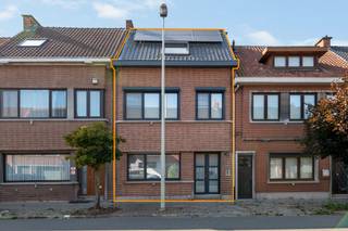 <p>Achter de charmante gevel in de Spoorweglaan wacht een woning die vanaf de eerste stap naar binnen blijft verrassen.<br />Want waar de buitenzijde het klassieke karakter mooi bewaart, werd binnen resoluut gekozen voor ruimte, licht en een hedendaagse uitstraling.<br />Het gelijkvloers werd helemaal opengetrokken tot één grote leefruimte. Vooraan installeer je een royale zithoek, centraal is er ruimte genoeg voor een bureau of speelhoek en achteraan vormt de keuken het kloppende hart van de woning.<br />En dat hart mag gezien worden. De strakke keuken geniet van heel wat kastruimte en een groot eiland. De vaste tafel sluit er rechtstreeks op aan, waardoor koken en tafelen hier vanzelf één geheel worden.<br />Terwijl jij kookt, schuiven de kinderen aan met hun huiswerk. Vrienden installeren zich alvast aan tafel en voor je het weet blijft iedereen in de keuken hangen. Grote lichtkoepels zorgen voor voldoende daglicht en helemaal achteraan trekt het zicht je richting tuin.<br /><br />De westgerichte tuin van ca. 88 m² is precies groot genoeg om er volop van te genieten. Er is plaats voor een terras en uiteraard ook voor de barbecue.<br />En dankzij die westelijke oriëntatie? Blijft de zon 's avonds graag nog wat langer hangen.<br />Boven vinden we op de eerste verdieping twee slaapkamers en de badkamer. Hier geniet je van zowel een ligbad als een inloopdouche.</p>
<p>Bewaar zeker nog wat enthousiasme voor de bovenste verdieping.<br />Want daar krijg je nog een volledige etage voor jezelf. Onder het dak bevindt zich een royale master bedroom, met aansluitend een grote dressing. Een ruimte waar kleding, schoenen en alles wat je ooit "nog wel eens gaat dragen" netjes een plek krijgt.<br /><br />Samen goed voor 168 m² bew. opp. en 3 volwaardige slaapkamers.<br />En het mooie is dat deze woning niet alleen op foto goed scoort. Ook achter de schermen klopt het plaatje:<br />EPC A, 12 zonnepanelen, vloerverwarming, airco's, elektrische rolluiken, Niko Home en een regenwaterput.</p>
<p>Troeven<br />- EPC A<br />- 3 slaapkamers<br />- Zeer ruime en lichtrijke open leefruimte<br />- Moderne keuken<br />- Westgerichte tuin<br />- 12 zonnepanelen<br />- Vloerverwarming en airco<br />- Elektrische rolluiken<br />- Regenwaterput<br /><br /></p>